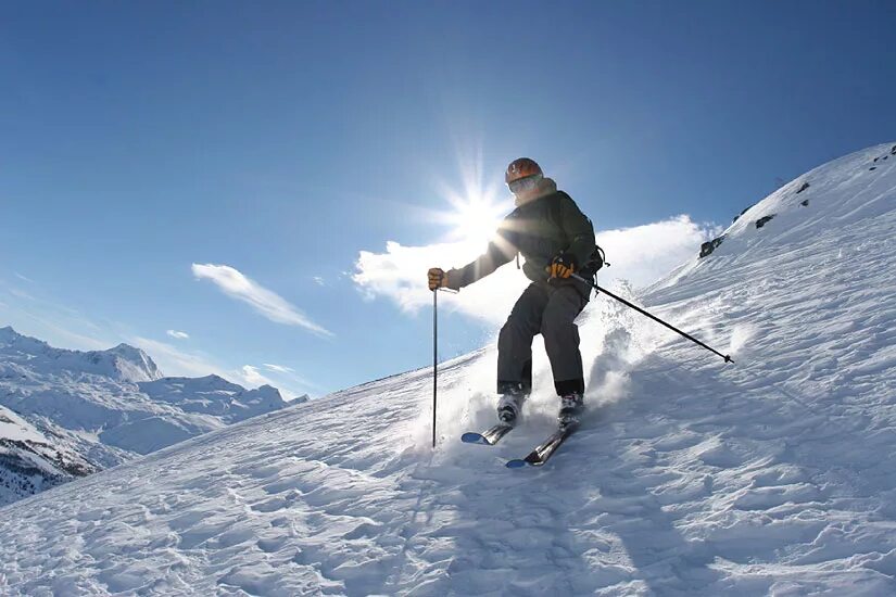 лыжные гонки природа горы. лыжник. лыжники мужчины.