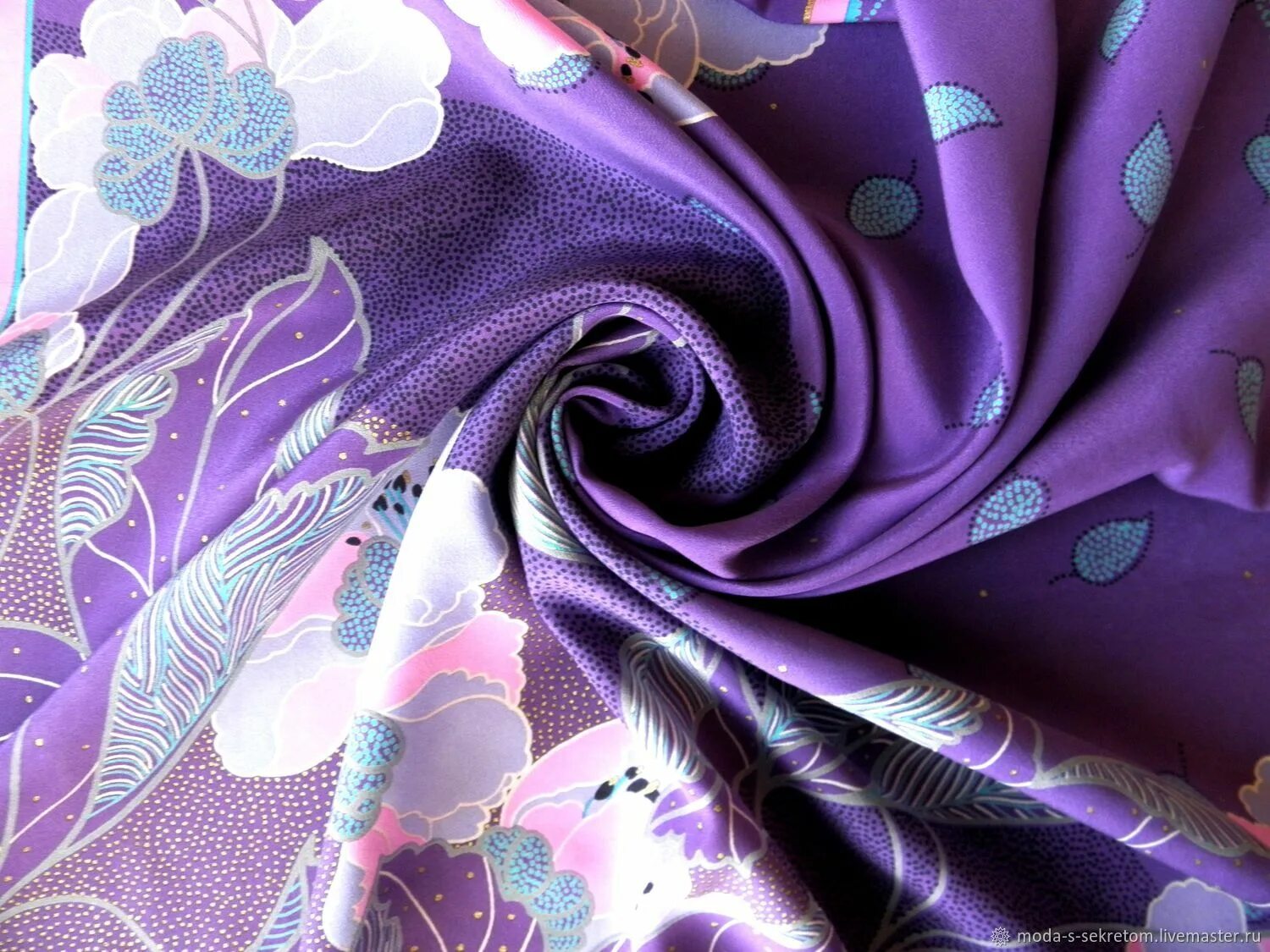 Сиреневый платок. Фиолетовый шелковый платок. Платок шелковый лиловый. Платок розово сиреневый.