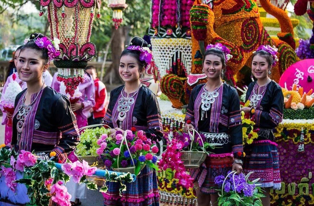 Праздник в тайланде в феврале. Фестиваль цветов в Таиланде. Тайланд праздник цветов. Фестивал цветок в Таилан. Фестиваль цветов в Чиангмае.
