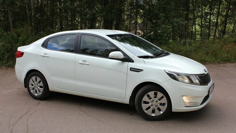 Купить киа рио в россии. Kia Rio White 2011. Kia Rio 2014. Киа Рио белая 2014. Киа Рио 2011 белая.