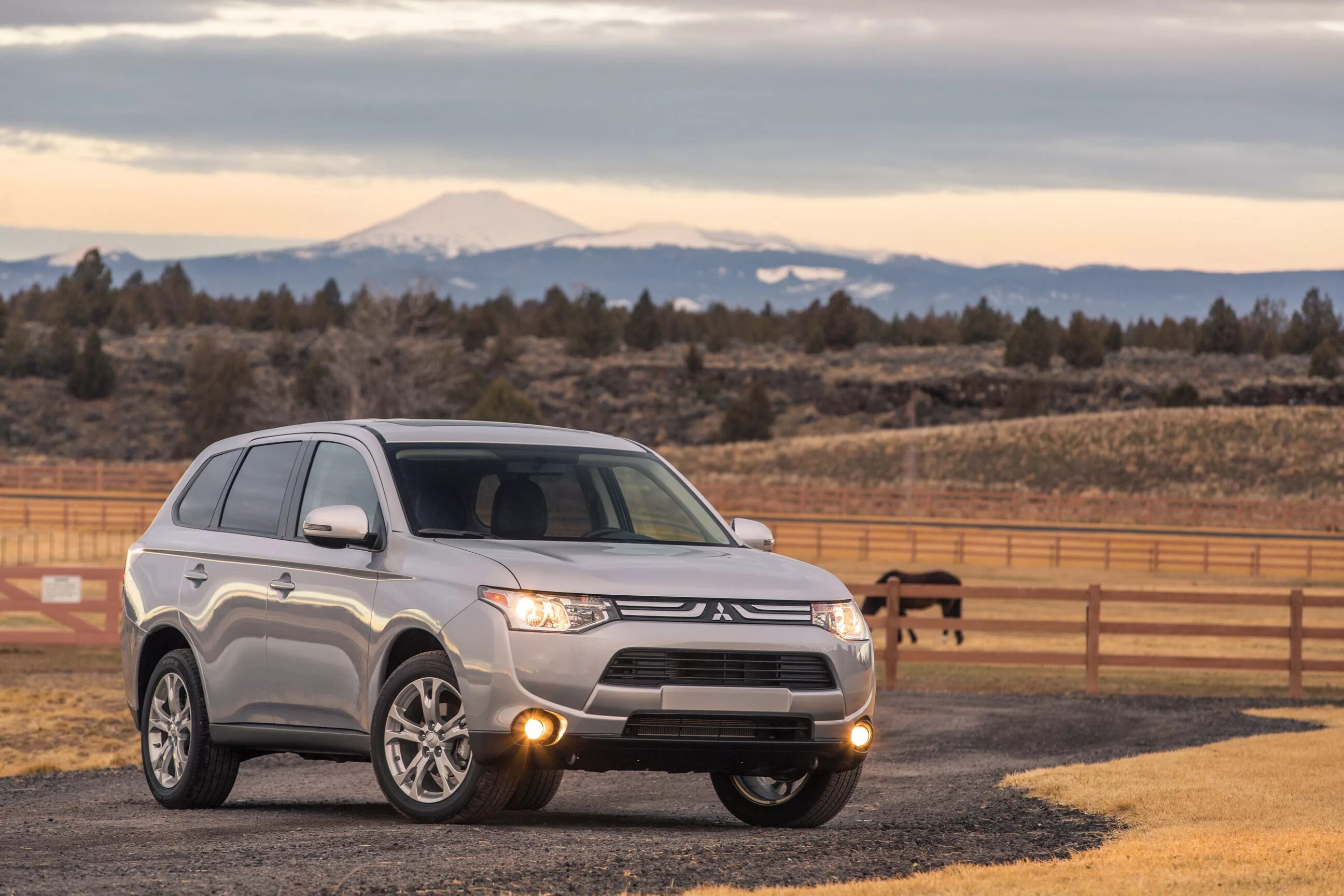 Авто мицубиши. Митсубиси Аутлендер 2015. Mitsubishi Outlander se. Аутлендер 2014. Митсубиси Аутлендер 2013.