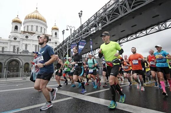 Полумарафон октябрь. Московский полумарафон. 15.05.22 в москве полумарафон. москва забег октябрь 2025. фото с московского полумарафона 2025 года.