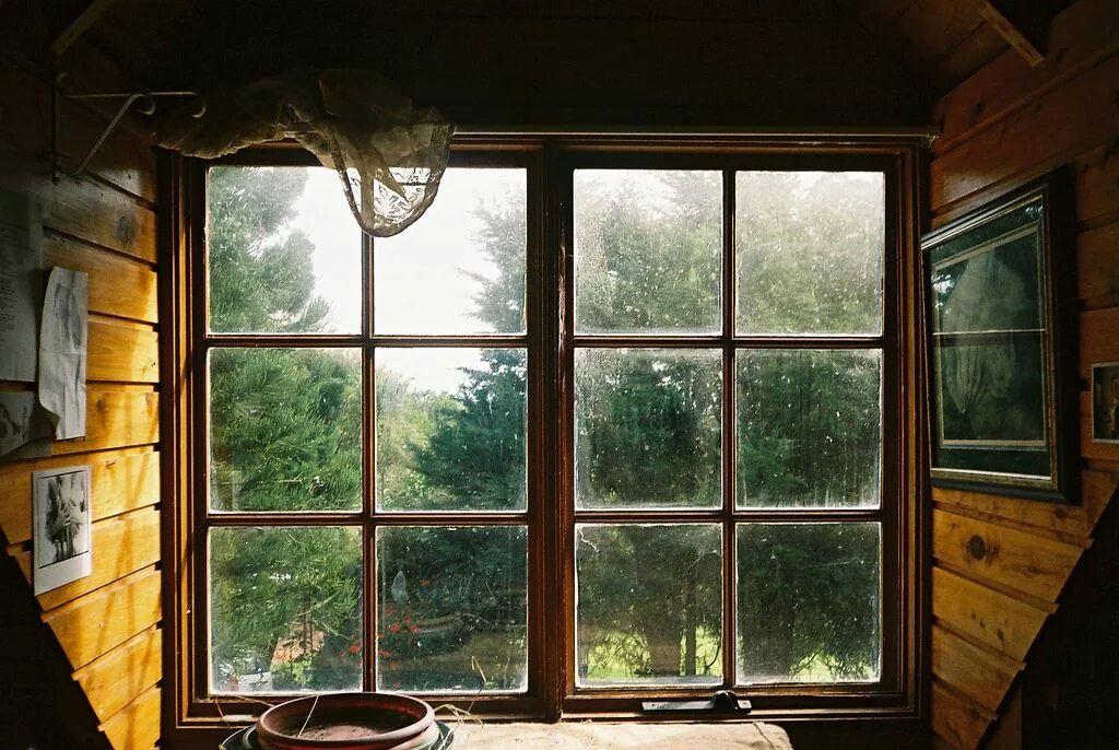 Окна старинный дом. Вид из деревенского окна. Окно в избе. Деревенское окно. Деревенское окно изнутри.