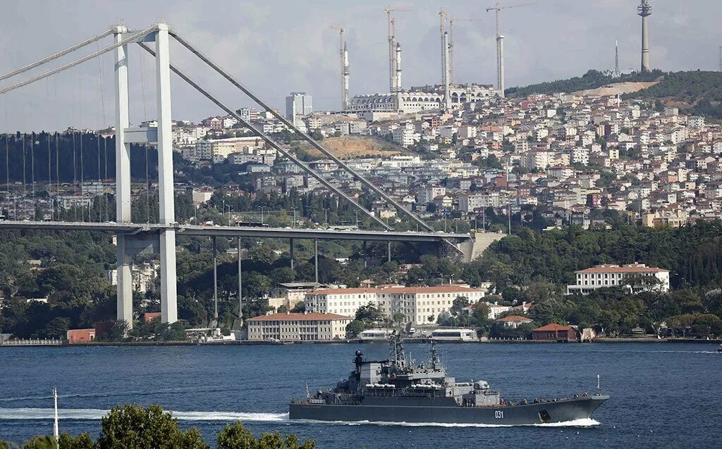 Пролив босфор океан. Пролив Босфор Турция. Турция Стамбул Босфорский пролив. Босфор и Дарданеллы мост. Корабль в проливе Босфор.