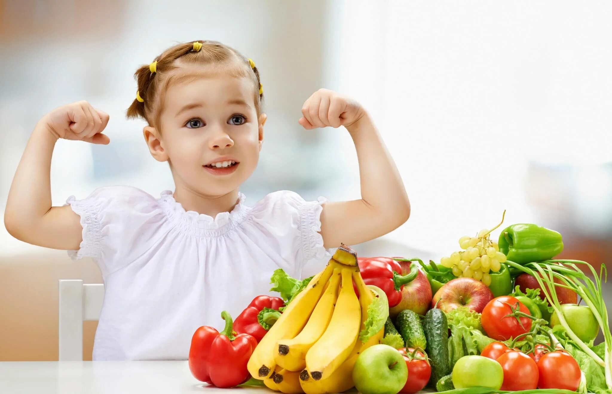 Время заботиться о здоровье. Питание детей. Правильное питание для детей. Здоровый ребенок. Девочка с фруктами.