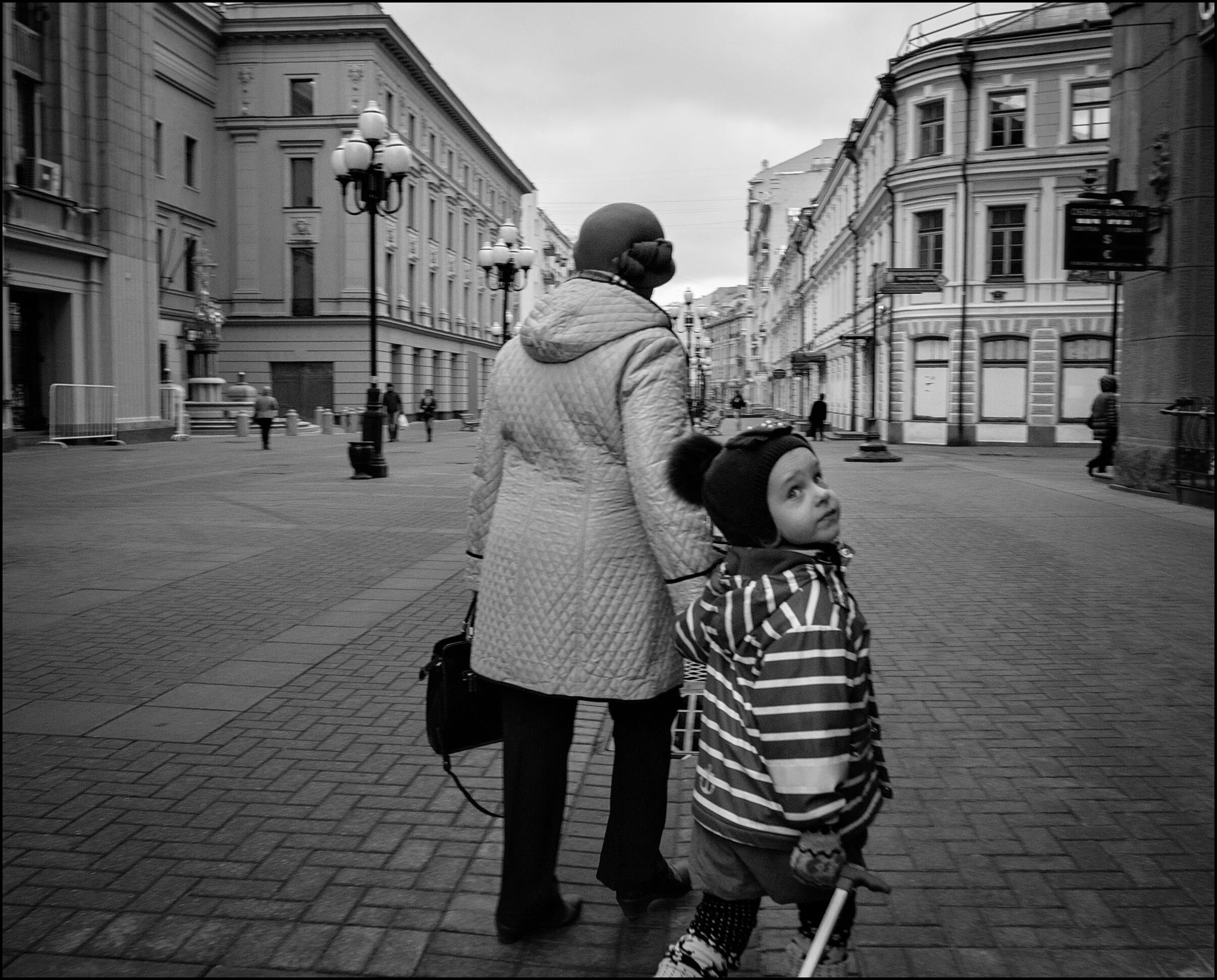 Как 20 ребенка на улицу. Дети в городе. Дети улицы. Уличная фотосессия с ребёнком в городе. Город малышей.