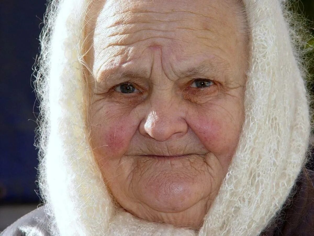 Фото крупно бабушек. Старая бабушка. Фото бабушки. Бабуля в платке. Фото старенькой бабушки.