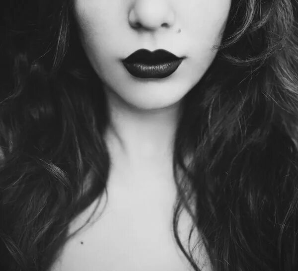 Девушки с черной помадой. Черные губы. Кайли дженнер с темными губами. Девушка с черными губами. Девушка с черными глазами.