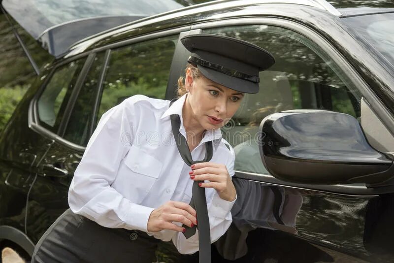 Водитель лимузина. Бизнесмен в машине. Водитель в машине. Шофер одет. Шофер одет.