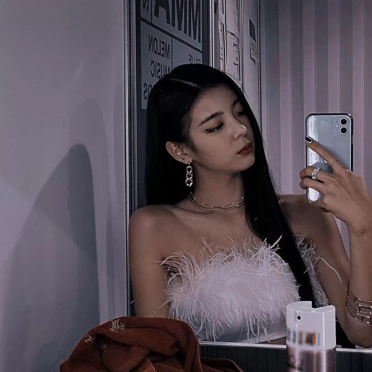 Itzy mirror. Лия итзи эстетика. lia itzy 2025. лия itzy эстетика. itzy лиа эстетика.