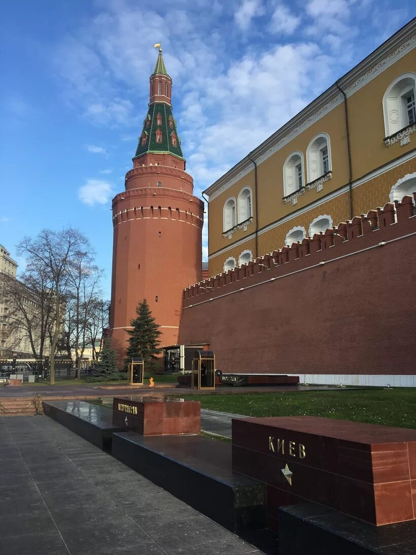 Какие башни в кремле москва. Стены и башни Московского Кремля. Кремль башни Московского Кремля. Кремлевская стена Москва. 20 Башен Московского Кремля.