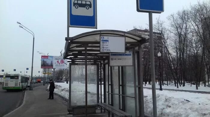 Выхино останкино. Платформа Новогиреево остановка метро Выхино. Метро Выхино автобусная остановка. Станция метро Выхино , автобусные остановки. Остановки автобусов в Выхино.