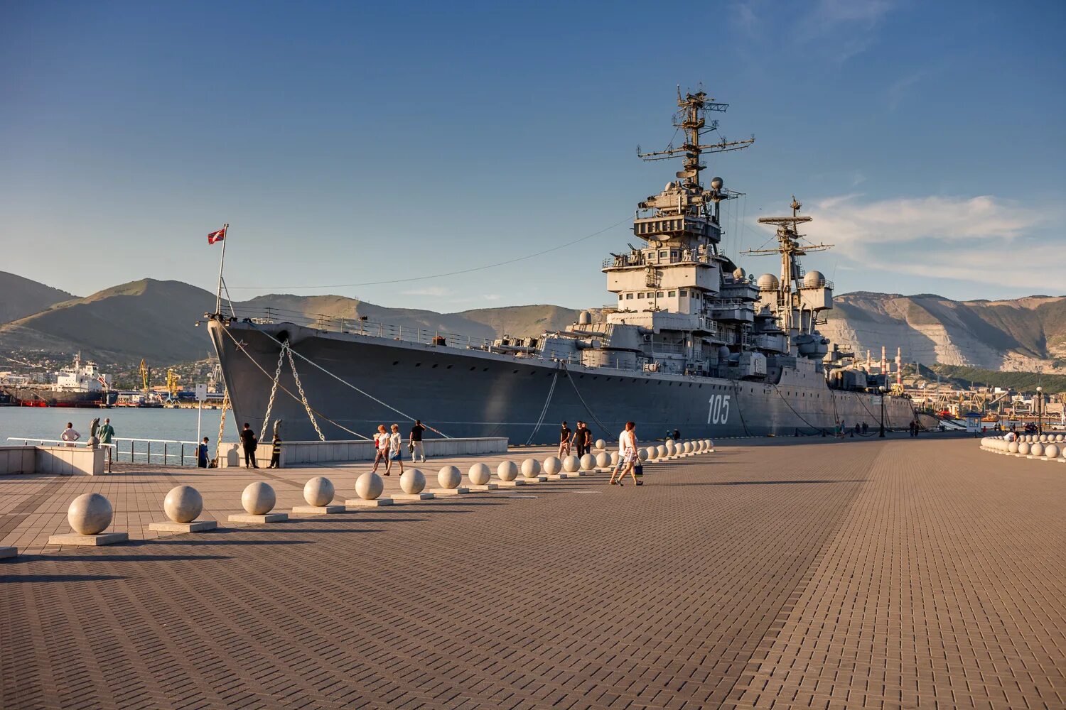 Новороссийск музей корабль на набережной. Адмирал кутузов новороссийск. Новороссийск кутузов крейсер музей. Новороссийск музей корабль на набережной. Новороссийск музей корабль на набережной.