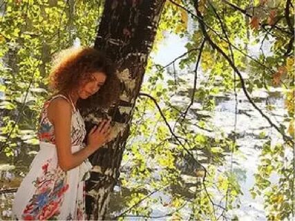 Целовала березу