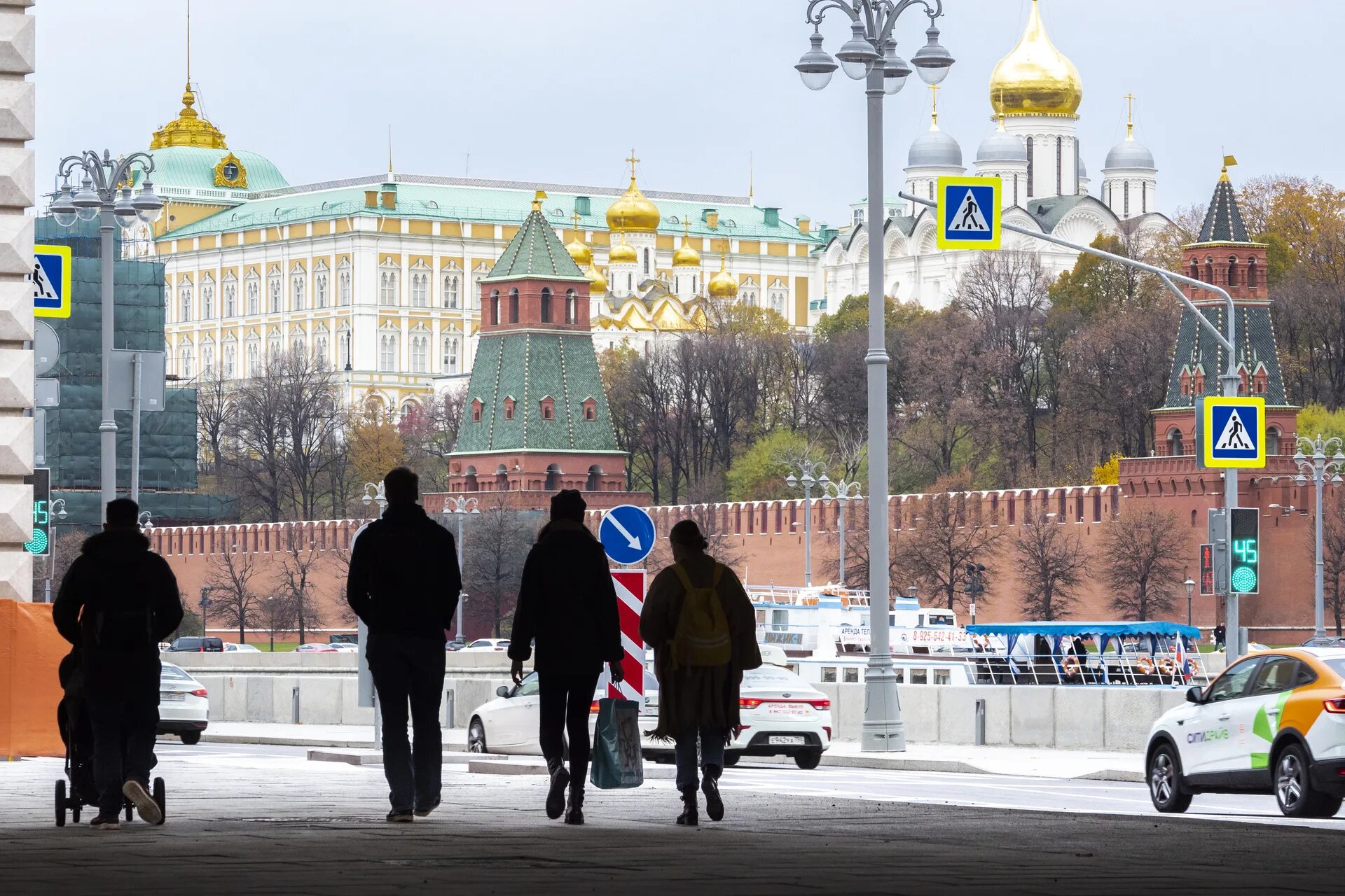 Жители москвы с приезжими. Путешествие в москву. Куда можно поеать в моску. Собор василия блаженного москва весной. Туристы в москве.