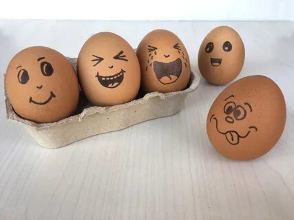 Huevos con caras pintadas.