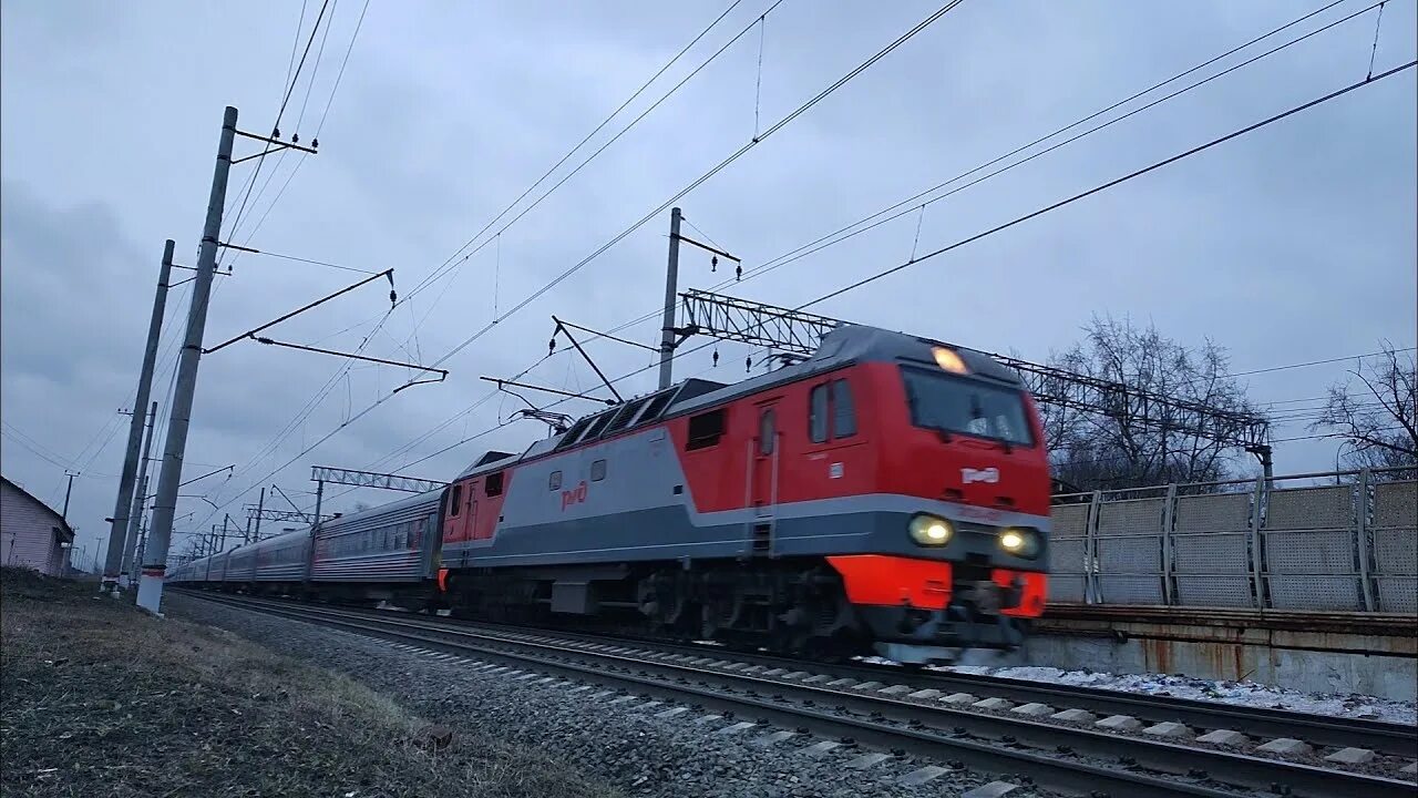 Мин воды новороссийск поезд. Электровоз эп2к. Железнодорожный Локомотив. Эп2к. Электрический Локомотив.