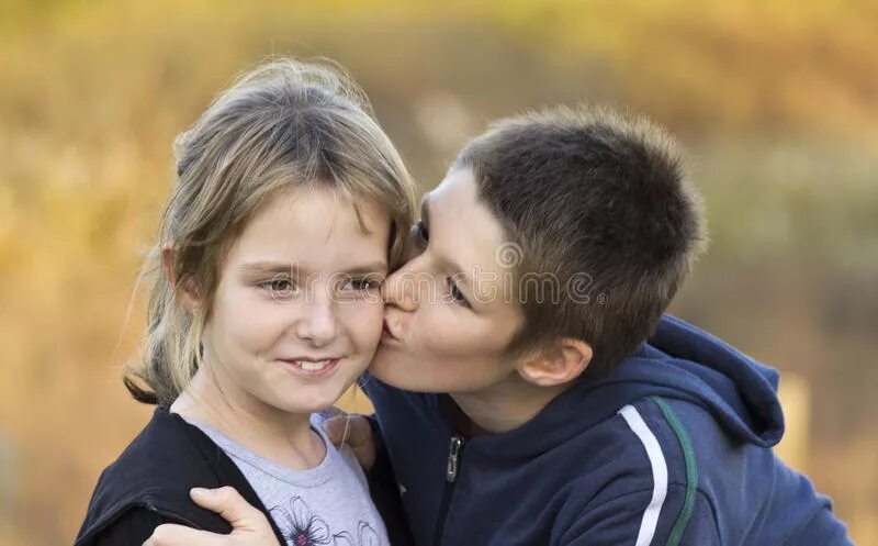 Boys kiss girls. Поцелуй детей в школе. Мальчик целует девочку в школе. Поцелуй в щечку дети школа. Поцелуи детей 12 лет в школе.