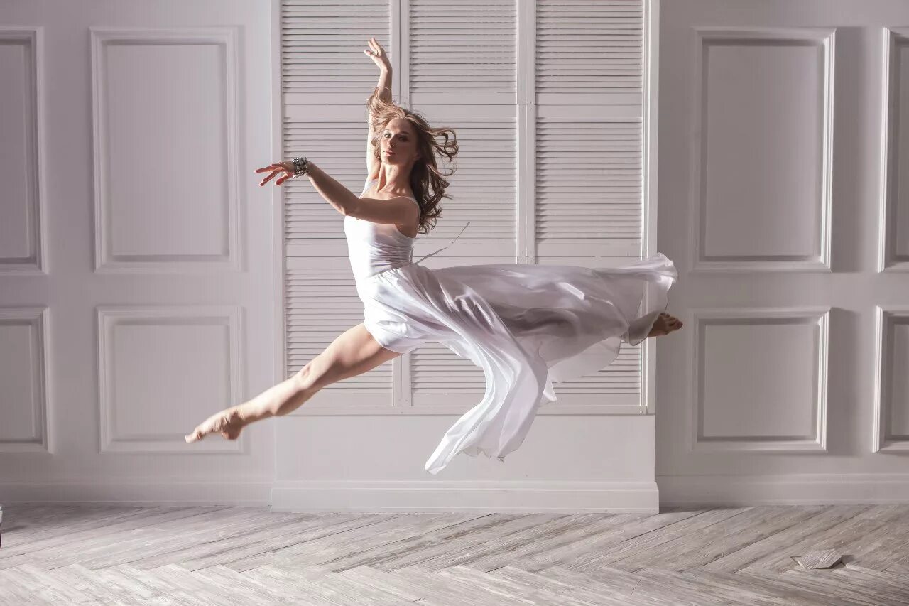 Женская походка анимация. Девушка танцует. Танцевать походкой. Фламенко танец. Девушка балерина.