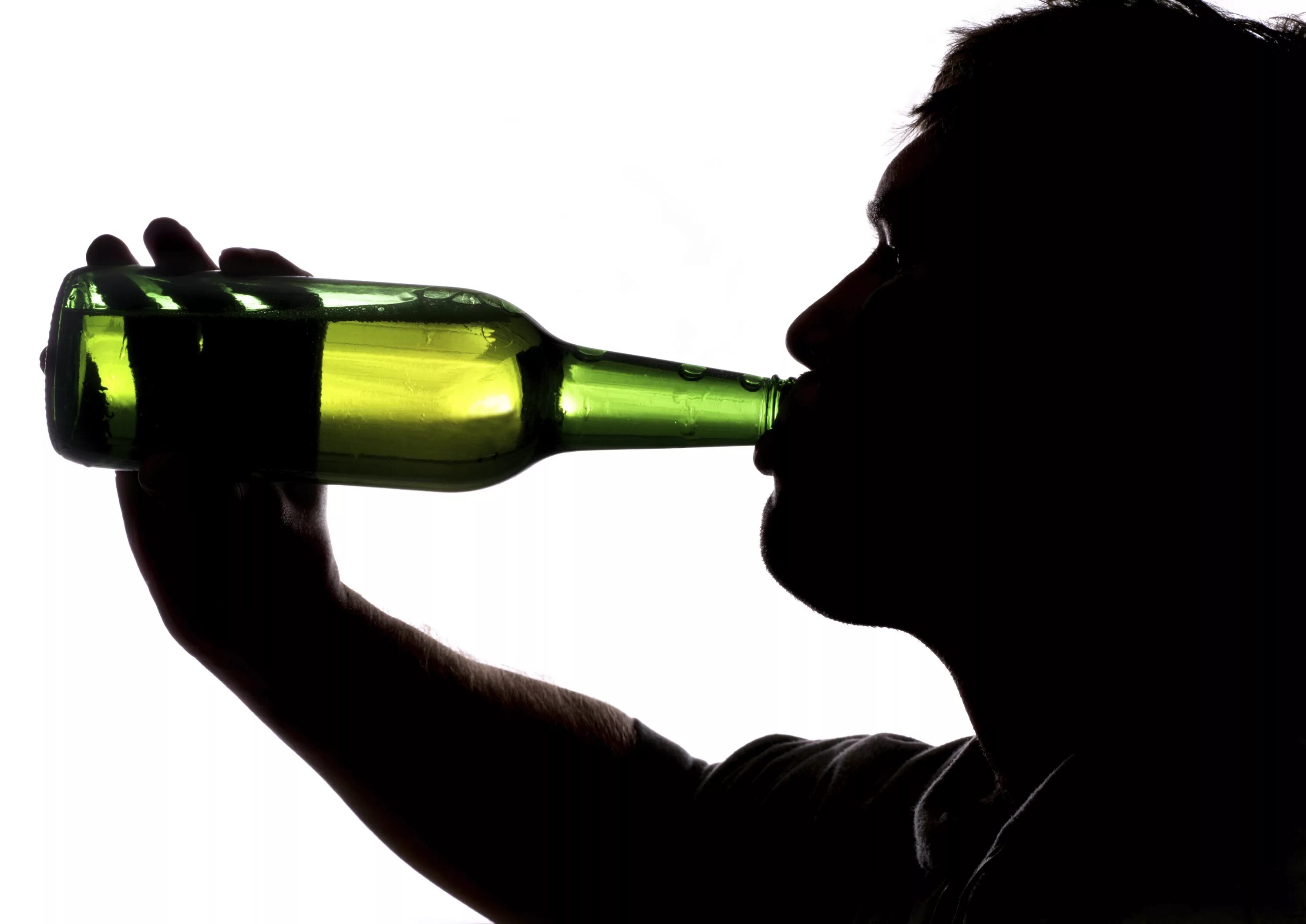 Картинка пьющий человек. Человек пьет алкоголь. Человек с бутылкой. Пьющие люди.