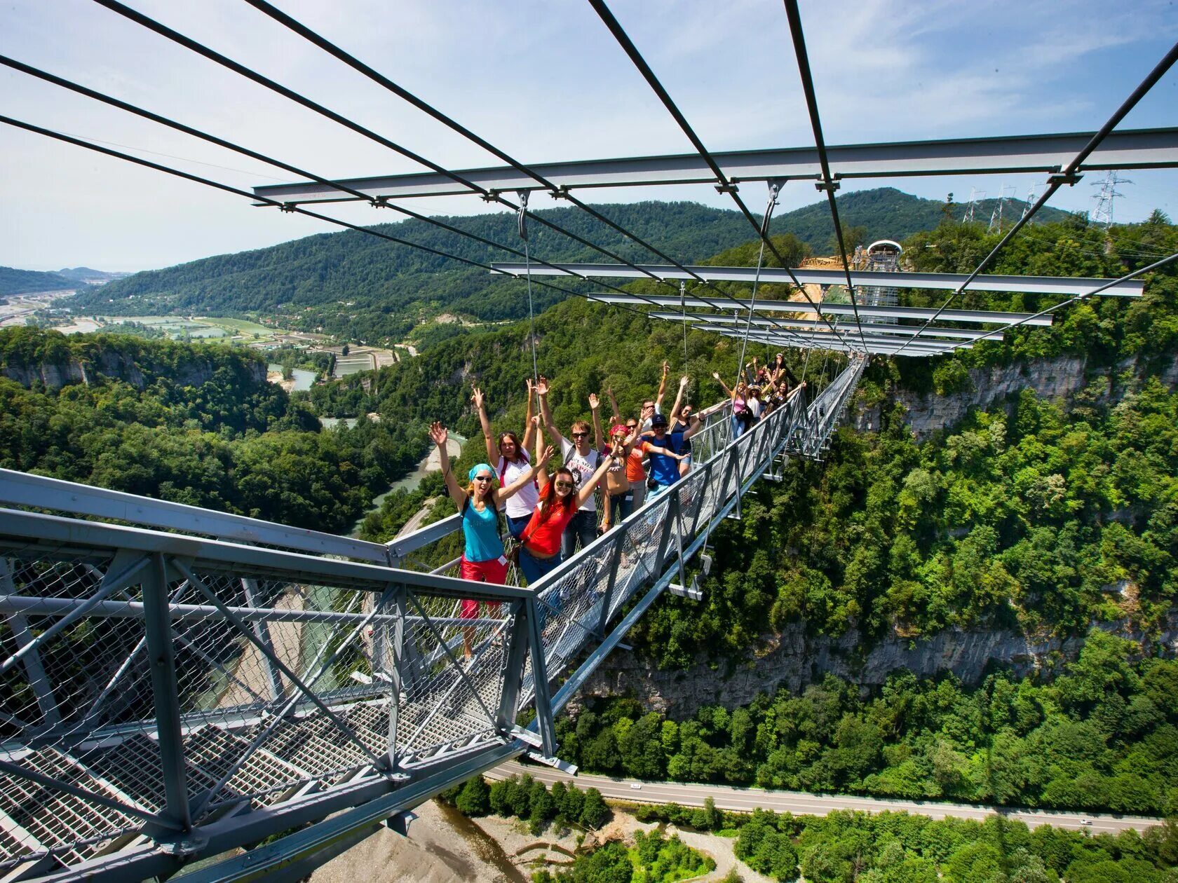 Skybridge джемете. Мост Скайбридж в Сочи. Подвесной мост Сочи Скайпарк. Скайпарк Хакет Сочи. Экстрим парк Сочи Skypark.