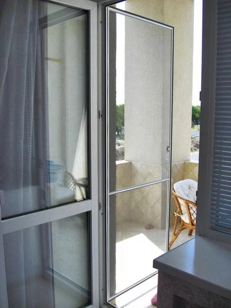 москитная сетка на дверь балкона. москитные дверные. москитная дверь на входную дверь. москитная сетка на пластиковые двери. москитная сетка на дверь.