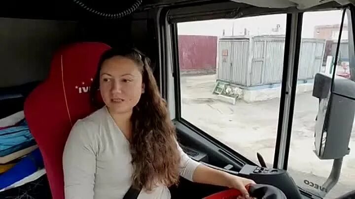 Юля дальнобой. Дальнобой с юлией лазаревой. Юля дальнобой. Девушка дальнобойщица юлия лазарева. Юлия лазарева дальнобойщица 2021.
