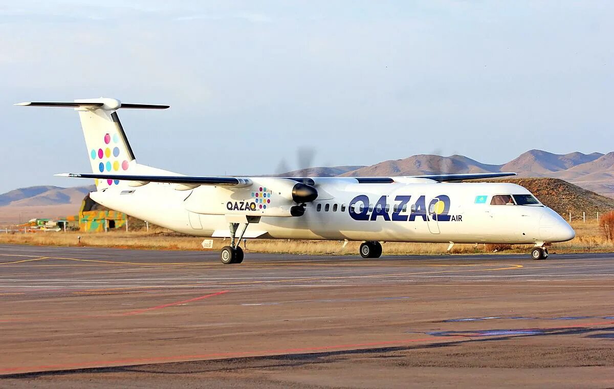 Qazaqair. Бомбардье самолет Qazaq Air. Казахская авиакомпания Qazaq Air. DHC-8 Qazaq Air. DHC 8-q400.