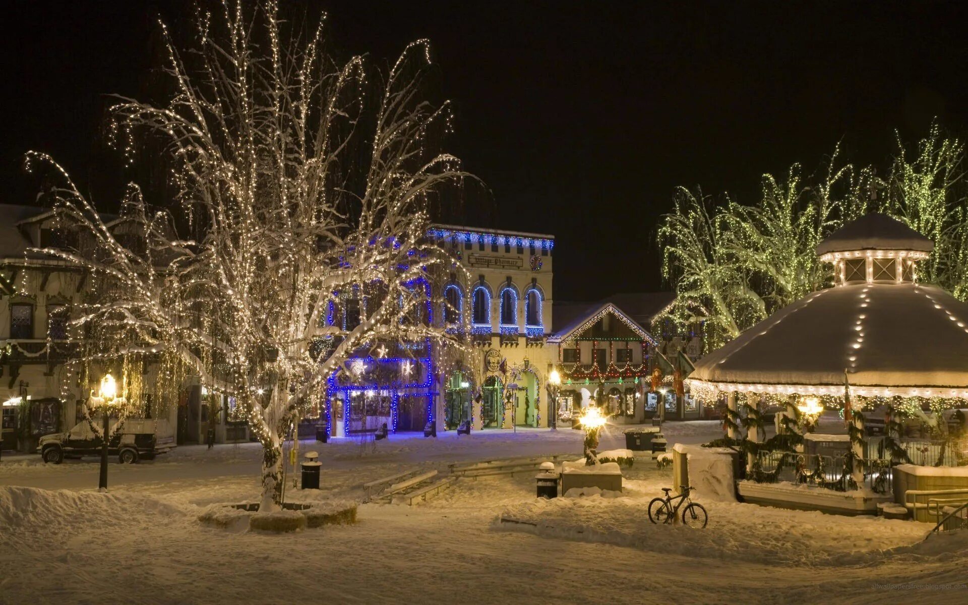 New years night. Новогодний город. Новогодний ночной город. Новогодняя улица. Новый год на улице.