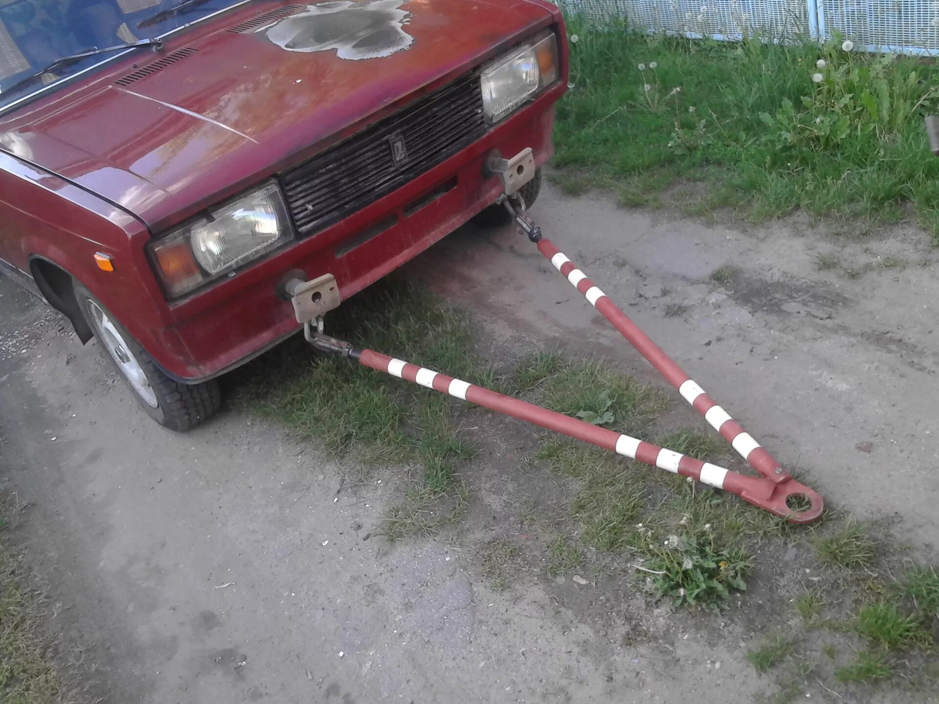 Газ 3110 жесткая сцепка. Эвакуатор частичной погрузки камаз. Жесткая сцепка универсальная. Буксировка на жест сцепке. Жёсткая сцепка для легковых ваз 2107.