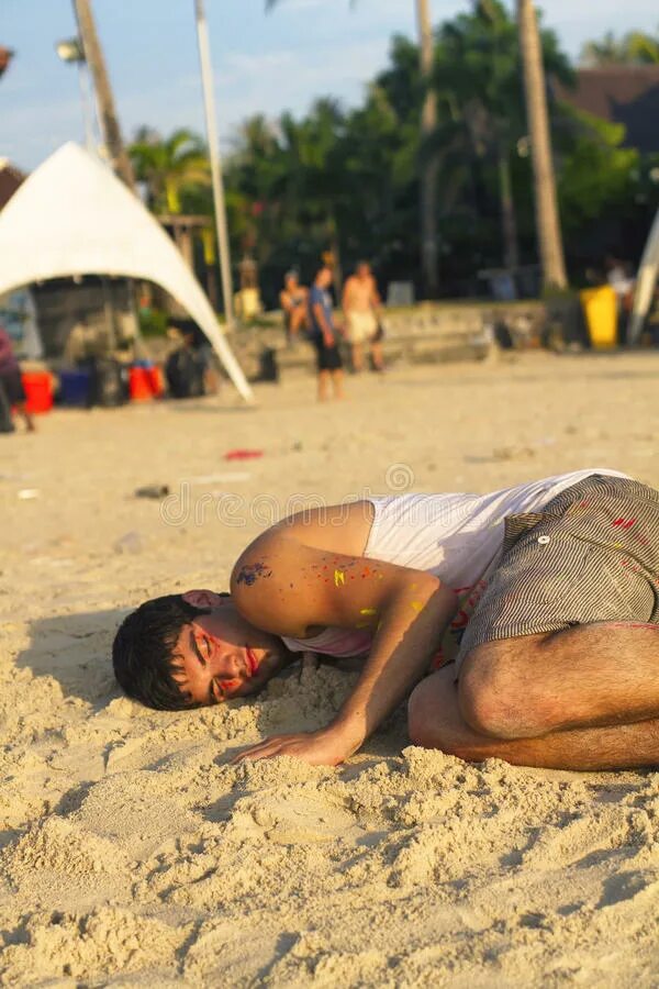 Пока спал на пляже. Спящий на пляже. Мужчина уснул на пляже. Уснула на пляже.