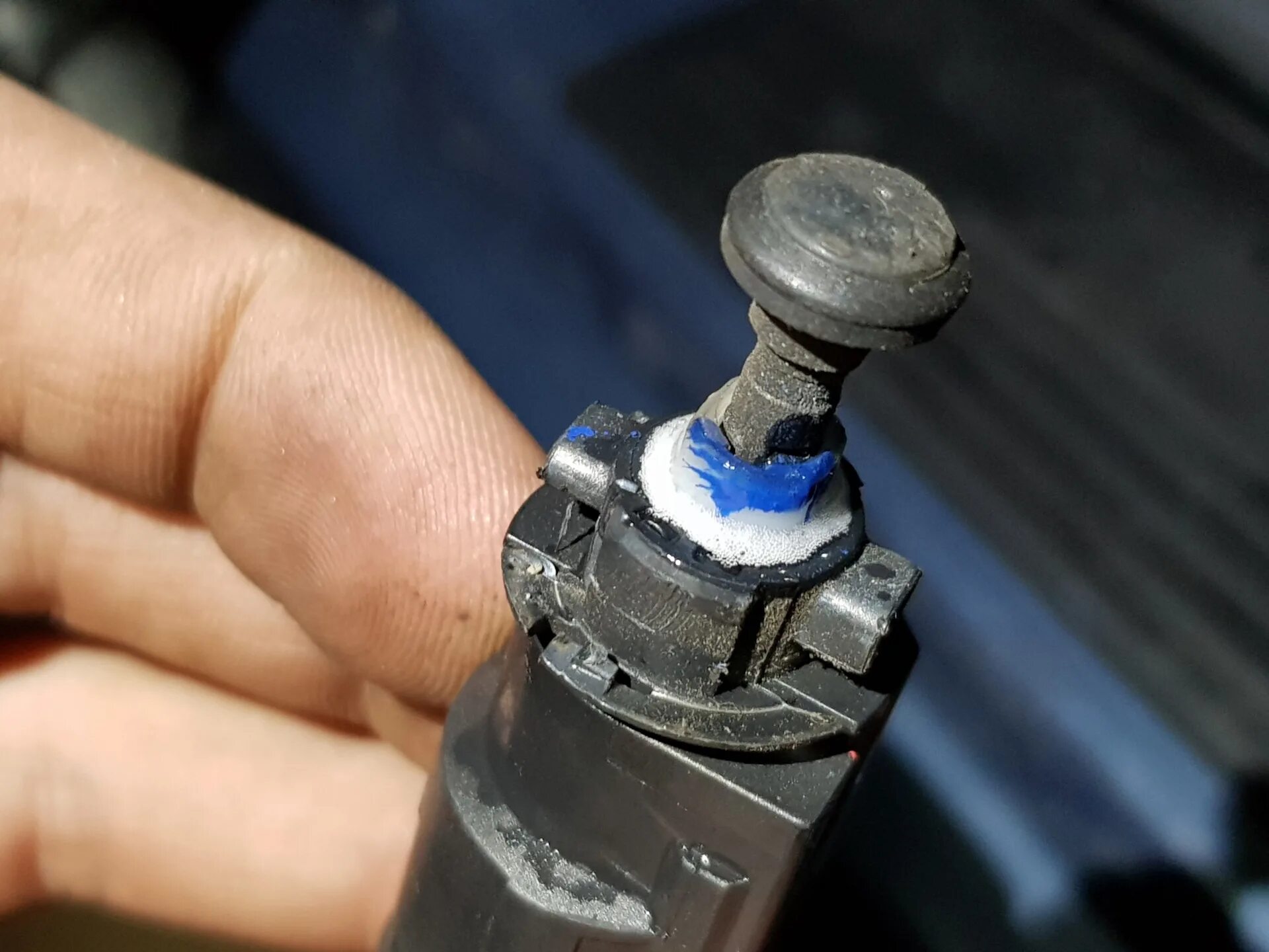 Рено дастер при повороте руля слышен хруст. Скрип руля дастер. Скрипит руль при вращении. Пыльник рулевой колонки рено логан. Скрип при повороте руля пассат б6.