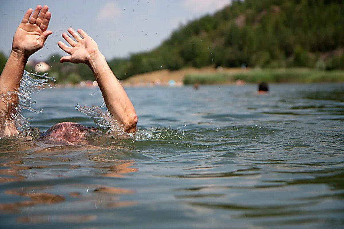 Чтоб не утонуть. Тонущий человек. Человек тонет в воде. Водоем.