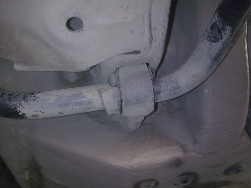 Скоба стабилизатора рено логан 2. Втулки стабилизатора рено сандеро 2. Втулки стабилизатора рено сандеро 2. 6001547140 втулка стабилизатора. 6001549311 втулка стабилизатора.