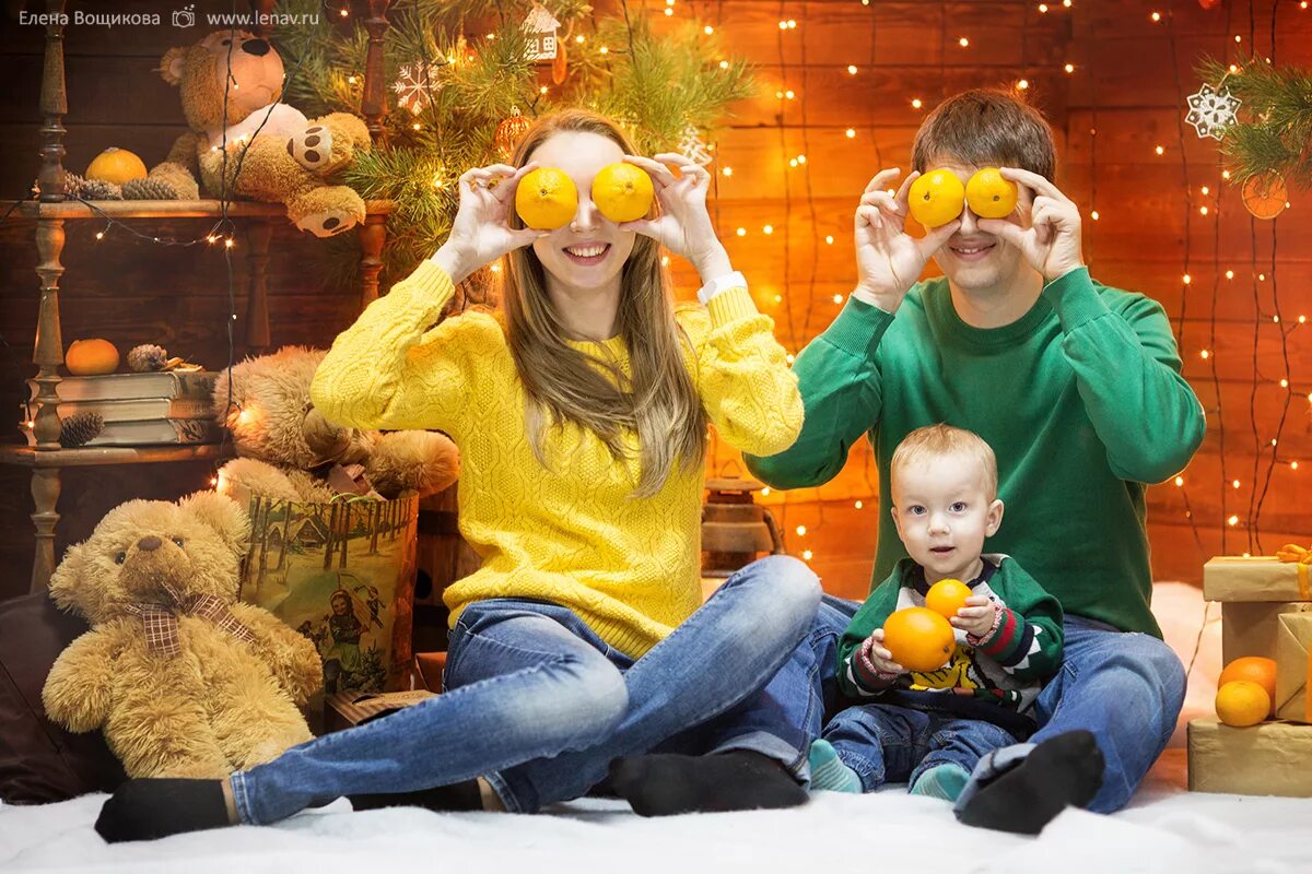Новый год семья. Фотосессия с мандаринами Новогодняя. Новогодняя фотосессия семейная с мандаринами. Новогодняя фотосессия с апельсинами.