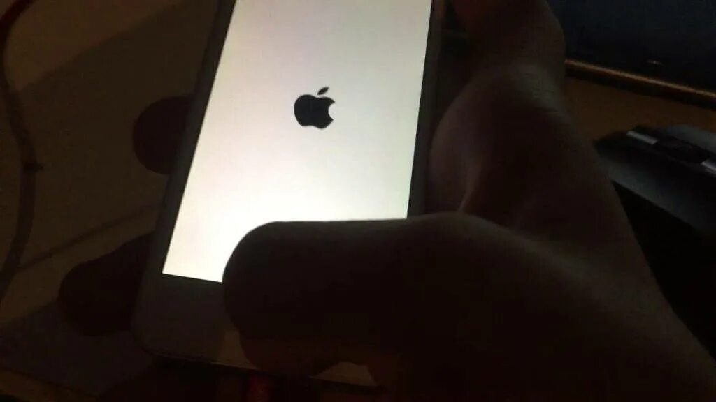 Айфон мигает яблоко и не включается. Iphone яблоко загорается и гаснет. Айфон перезагружается на яблоке. Яблоко при включении айфона. Айфон включается и выключается горит яблоко.