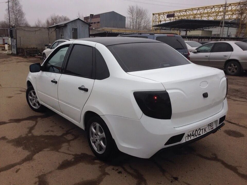 Раздвоенный выхлоп и резиновая губа по кругу установлены - Lada Granta Sport, 1,