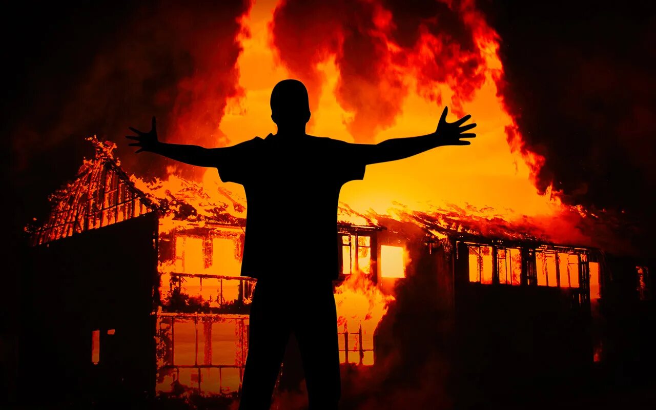 Сожженный дом. Человек на фоне огня. Чел на фоне огня. Человек на фоне пожара. Сжигание черных