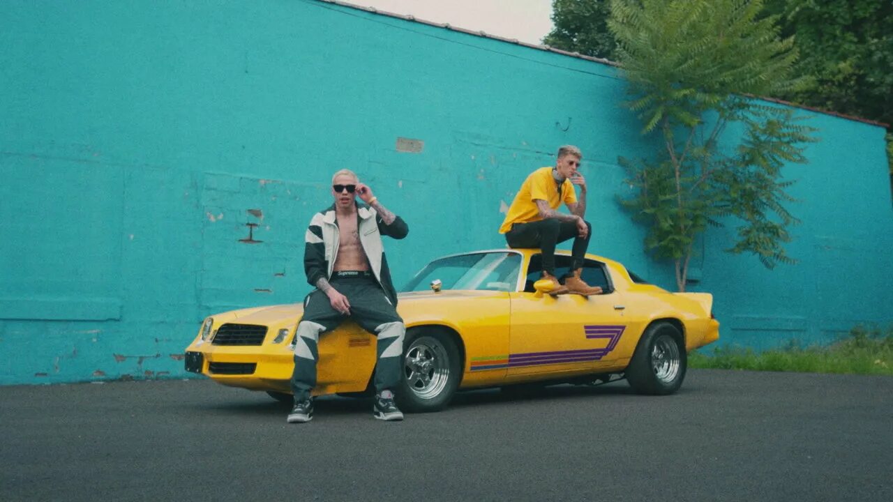 Как называется машина в клипе. Machine gun kelly. loco singer. машина из клипа колёса. machine gun kelly клипы.