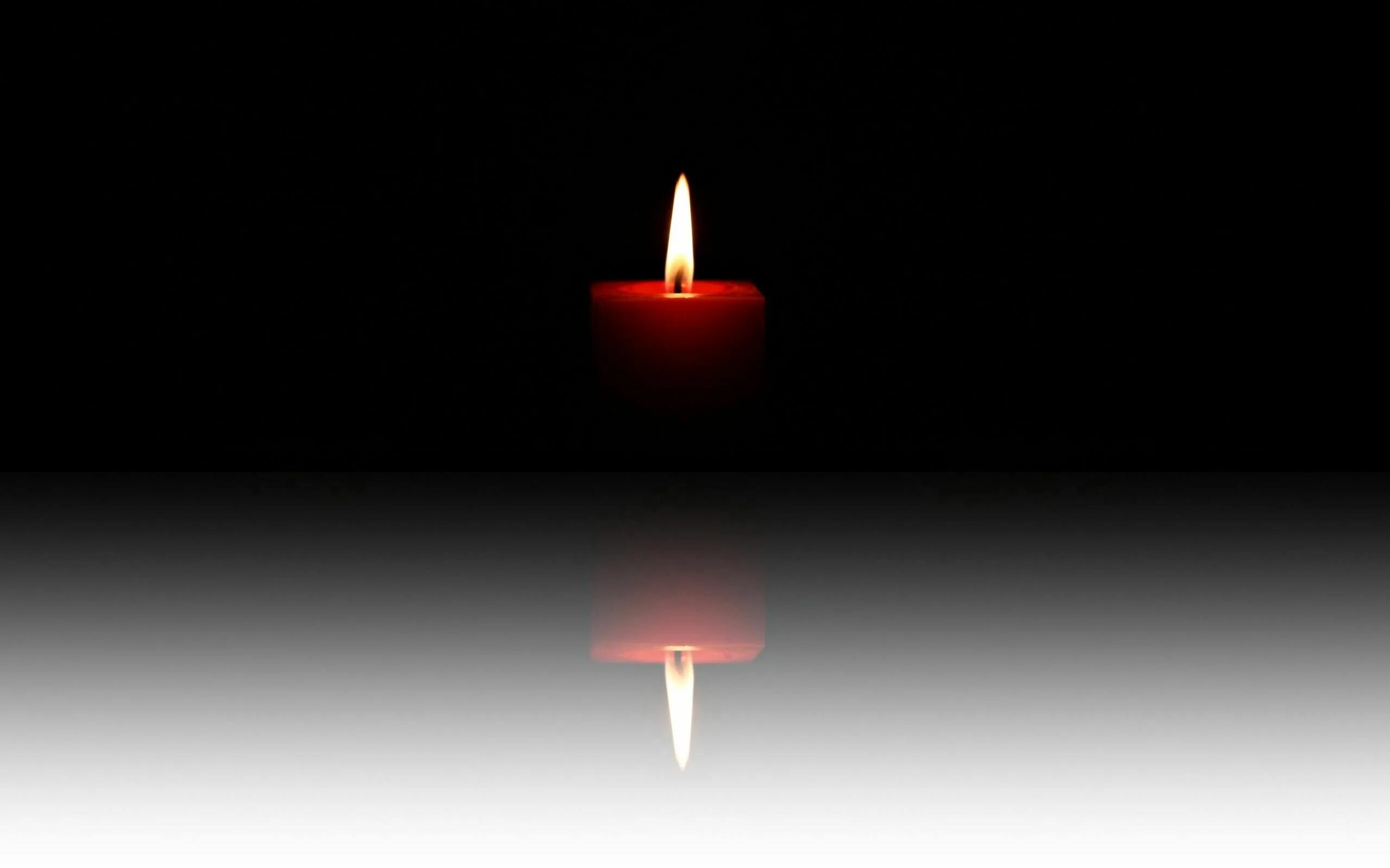 Черная свеча памяти. Траурный фон. Свеча на черном фоне. Свеча на темном фоне скорбим. Изображение свечи.
