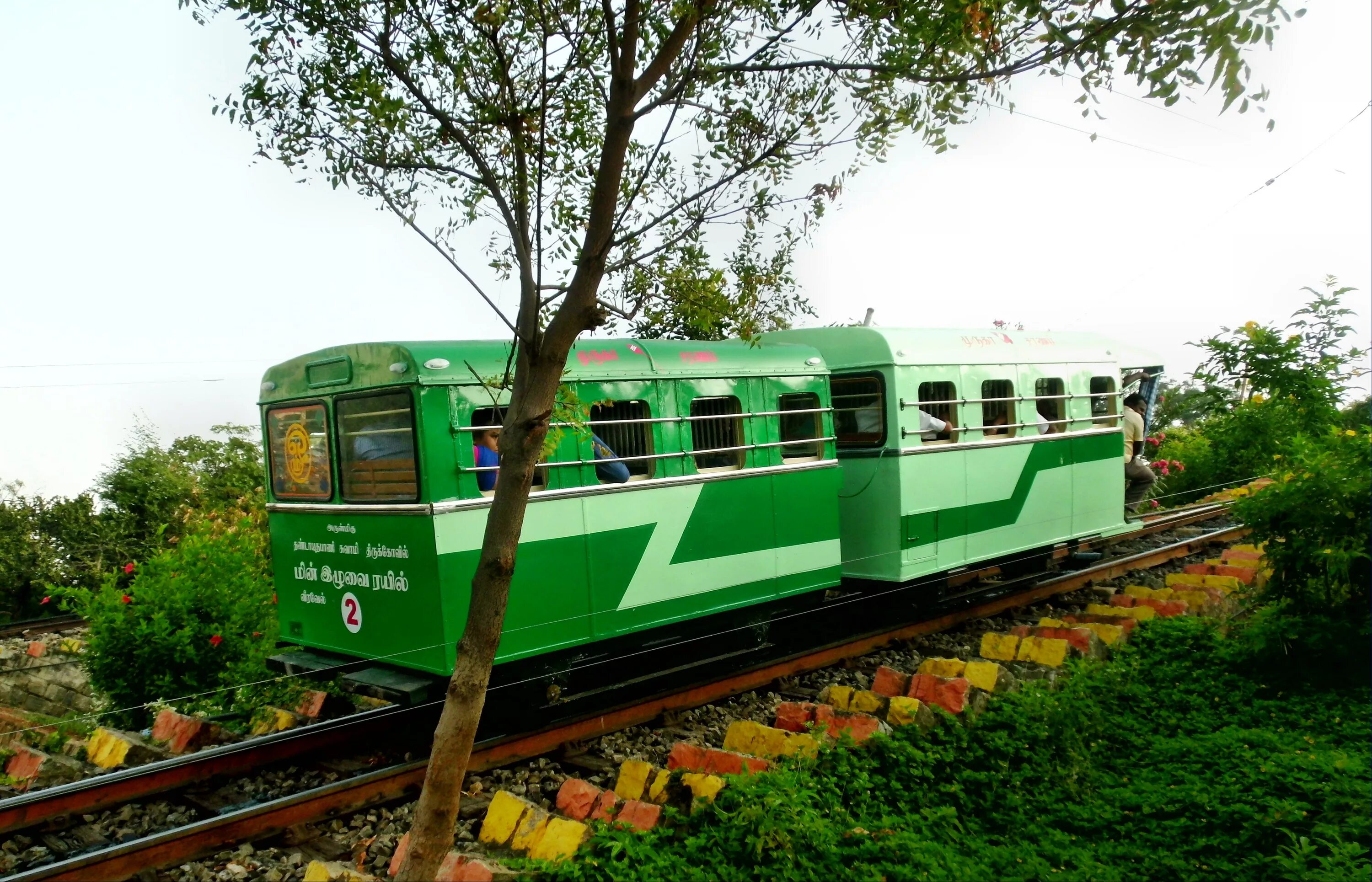 Зеленый поезд слова. Зеленый поезд. Зеленая электричка. Маленький поезд. Зеленый транспорт.