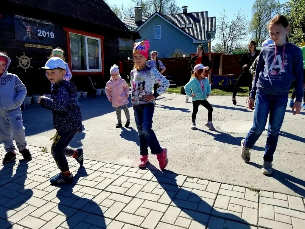 Веселый роджер алтай. Бухта веселого Роджера горный Алтай. Горный Алтай база бухта веселого Роджера. База веселый Роджер горный Алтай. База для группы детей Алтай.