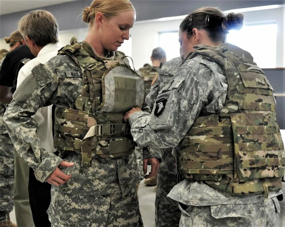 Armu. Бронежилет IOTV Gen 3. Современная Военная форма. Женщина в бронежилете. Женская форма армии США.