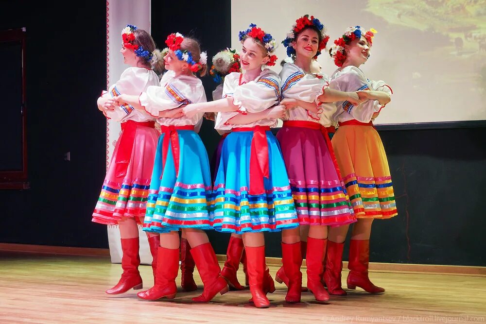 Ансамбль Вирского Подоляночка. Украинские танцевальные костюмы. Украинский костюм для танца. Украинский народный костюм для танца. Народна полька