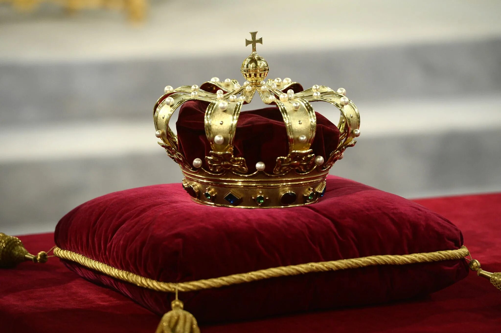 Королевские обиды. Корона Нидерландов Королевская. Корона короля Испании. Корона Вильгельма II. Королевская корона Испании Королевские регалии.