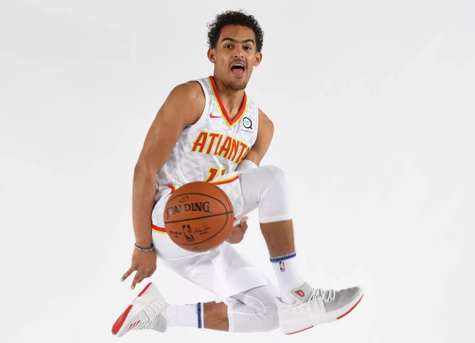 Trae young баскетболист. Трей Йонг. Трей Томпкинс баскетболист. Trae young 1 расцветки.