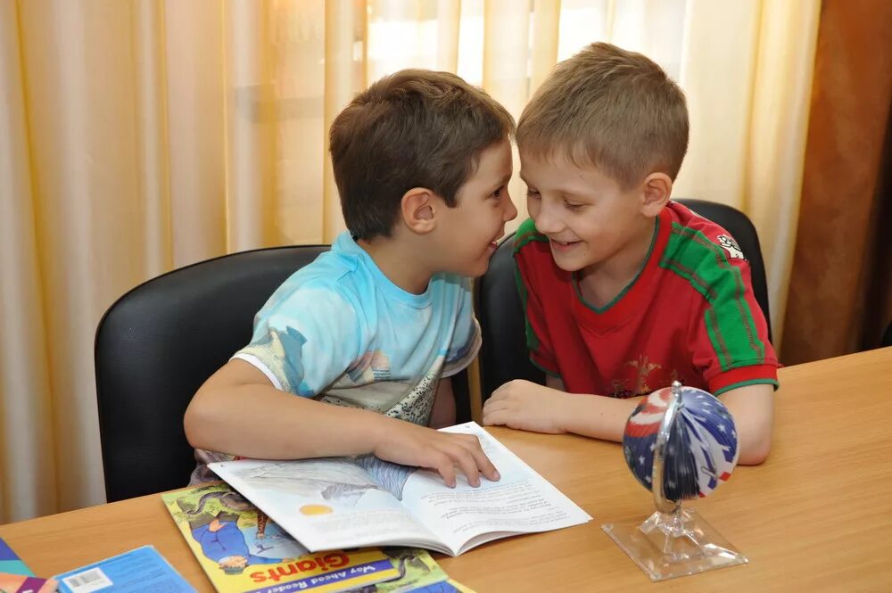 Разговор 2 детей. Два школьника. общение школьников. общение детей друг с другом. дошкольники рассказывают.