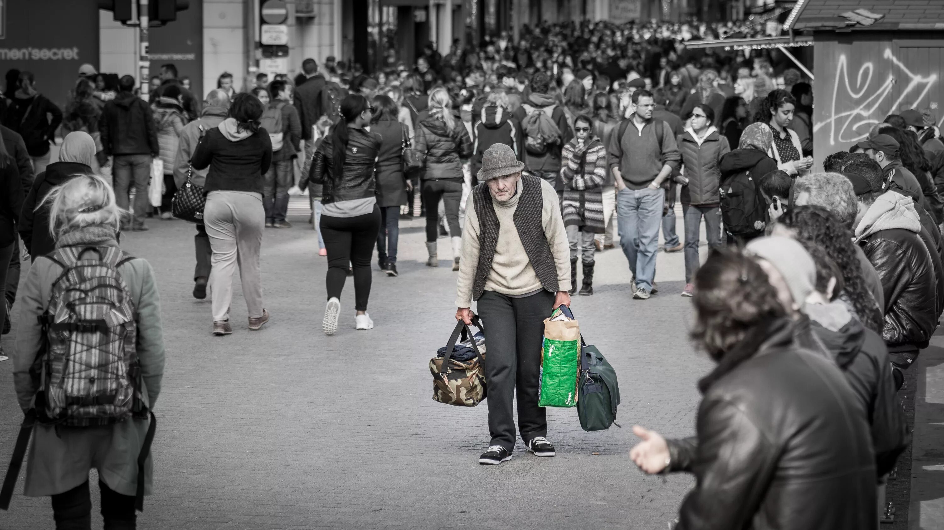 Толпа с большими сумками. Люди толпа на улице города СССР. Жанровая фотография толпа. Уличная фотография толпа.