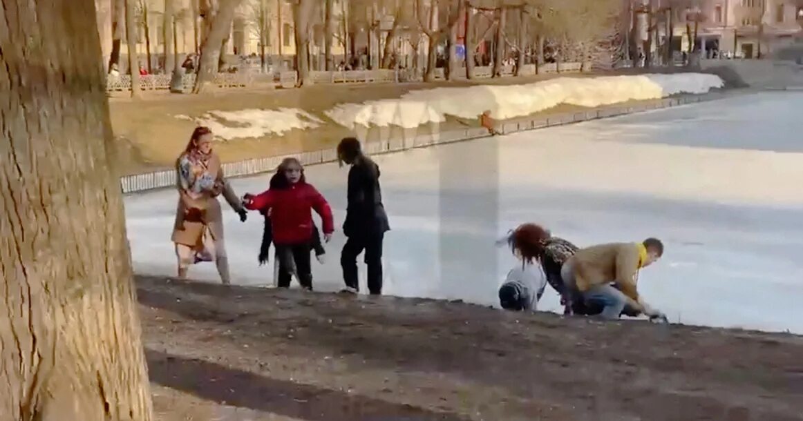 Девочка провалилась под лед. Мальчик спасает девочку. Девочки провалились на льду. Ребенок провалился в снег. Спас девушку видео