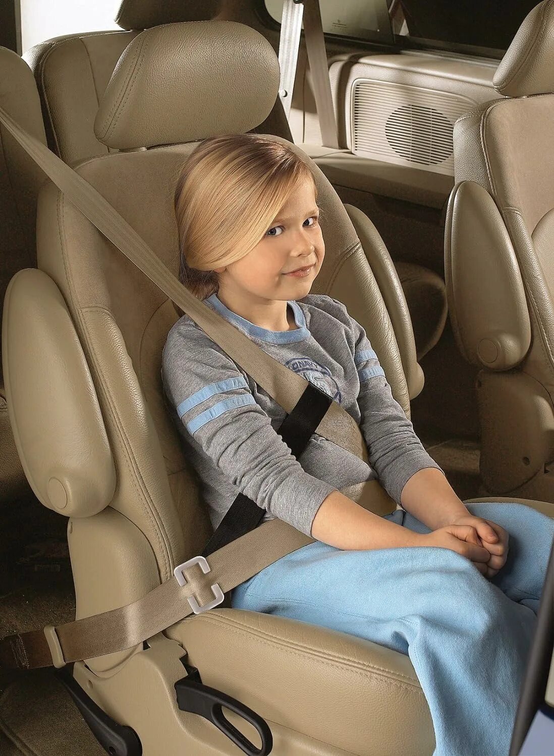 Безопасность ребенка на заднем сидение автомобиля. Детские ремни безопасности для автомобиля. Бустер для детей. Бустер на ремень безопасности для детей. Дополнительный ремень для бустера.